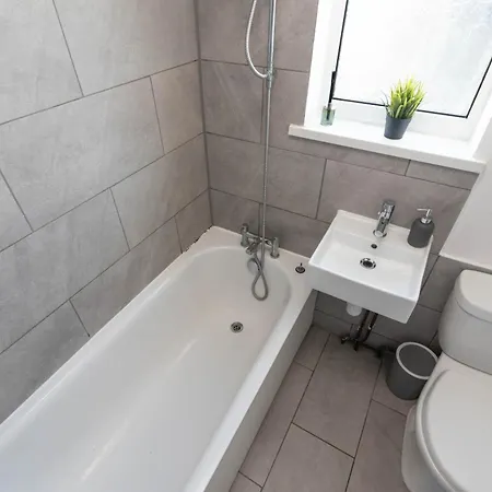 Ivy House - 3 Bedroom House - Contractor *