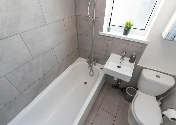 Ivy House - 3 Bedroom House - Contractor *