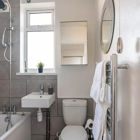 Ivy House - 3 Bedroom House - Contractor